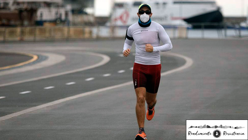 Runner usando mascarilla cómoda