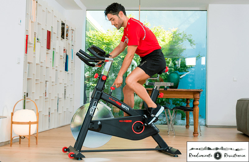 Entrenar en bicicleta de spinning, mejor que el rodillo o la estática