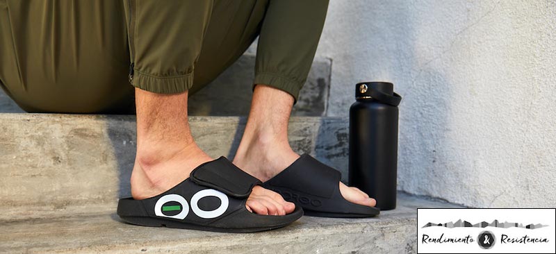 OOFOS sandalias y chanclas